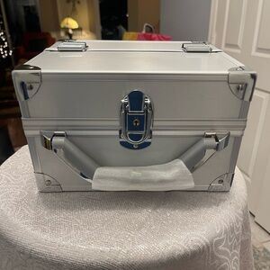 Silver Lockable Cosmetic/Jewelry Box